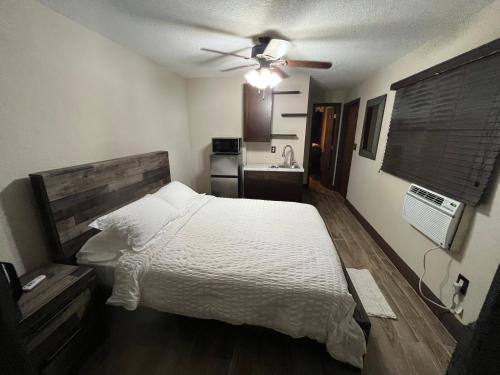1 dormitorio con 1 cama y ventilador de techo en cozy studio apartment with private entrance and patio, en Miami