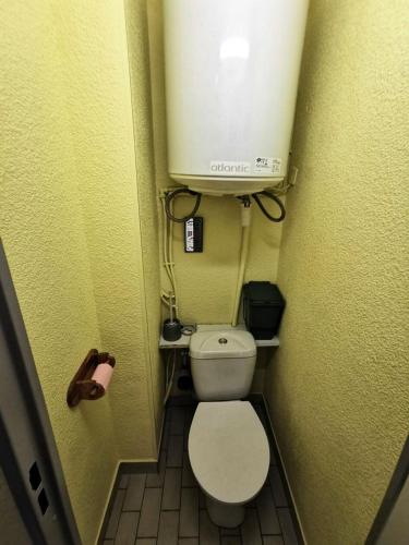 - une petite salle de bains avec des toilettes et un réservoir d'eau dans l'établissement Résidence Copacabana - Appartement pour 6 personnes à Port Leucate avec vue sur la mer. Réf: 1COP_103A MAE-4684, à Port-Leucate