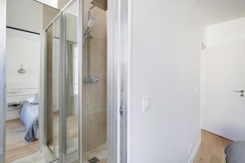 eine Dusche im Bad mit Glastür in der Unterkunft Appartement Nation in Paris