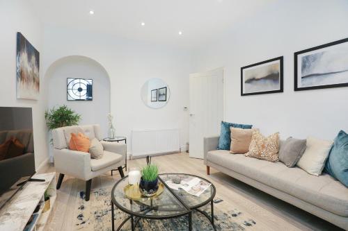 a living room with a couch and a table at Leicester Serviced Accomodation, Sleeps 8 in Leicester