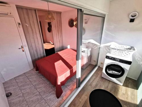 Cette petite chambre comprend un lit et un lave-linge. dans l'établissement Résidence Le Trimaran - Appartement 4 pièces - 6 couchages - PORT LEUCATE MAE-3124, à Port-Leucate