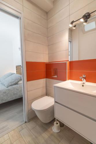une salle de bain avec toilettes et lavabo dans l'établissement La maison du pêcheur, à La Cotinière