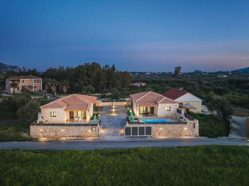 una vista aérea de una casa con patio en Mateo & Filipos Luxury Villas en Ambelókipoi