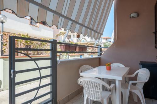 a table and chairs on the balcony of a restaurant at Settessenze Residence & Rooms in Agropoli