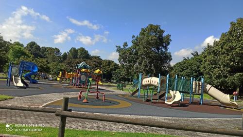 um parque com um parque infantil com escorrega e escorregas em Apartamento completo cerca a embajada 1 em Bogotá