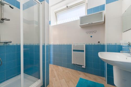 a bathroom with a shower and a sink at Settessenze Residence & Rooms in Agropoli
