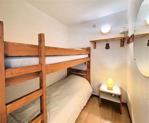 - une petite chambre avec des lits superposés et une table dans l'établissement Résidence Lunik - APPARTEMENT 2 PIECES CABINES 6 PERS VUE PISTES MAE-4934, à Villarembert