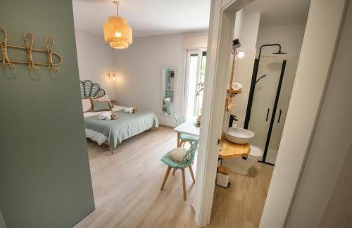 een kamer met een bed, een wastafel en een spiegel bij La casa de las flores in Toro