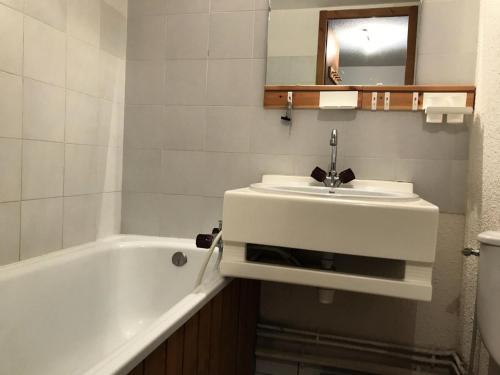 une salle de bain avec un lavabo et une baignoire dans l'établissement Résidence Edelweiss - Edelweiss B3 MAE-0844, à Megève