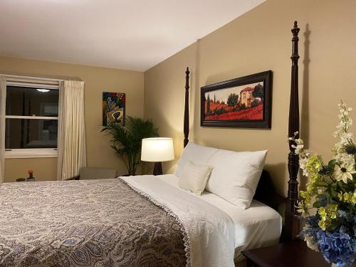 Postel nebo postele na pokoji v ubytování Downtown Halifax suites