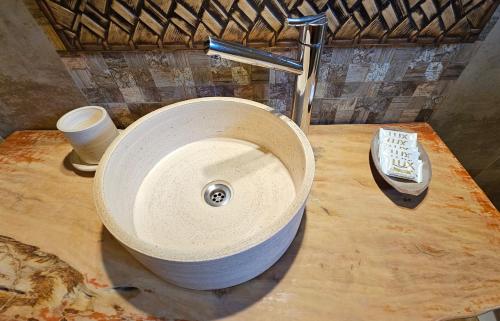 a sink on a wooden counter in a bathroom at La Floresta - Cabañas con Naturaleza y Tranquilidad in Puerto Iguazú