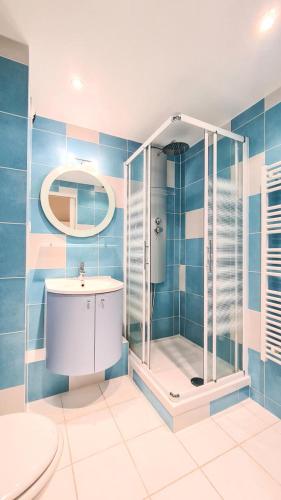 une salle de bain avec une douche, des toilettes et un lavabo dans l'établissement Résidence Andromede - Studio entièrement rénové · Proche des pistes MAE-8254, à Magland