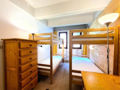 Двухъярусная кровать или двухъярусные кровати в номере Résidence Cassiopee - 3 Pièces pour 8 Personnes 984