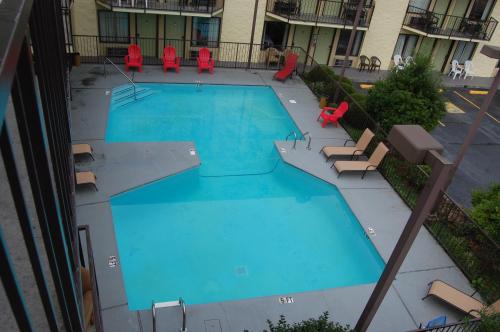 an overhead view of a swimming pool with red chairs at Vacation Lodge in Pigeon Forge