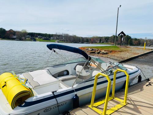 a small boat is docked at a dock at Wet anchor Tours in Charlotte