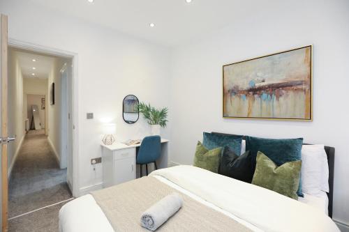 Dormitorio con cama, escritorio y pintura en Leicester Serviced Accomodation with Free Sky and BT Sports en Leicester