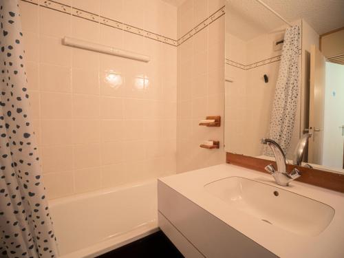 a white bathroom with a sink and a tub at PIERRER G - Appartement PIERRER 10 pour 4 Personnes 41 in Valmorel
