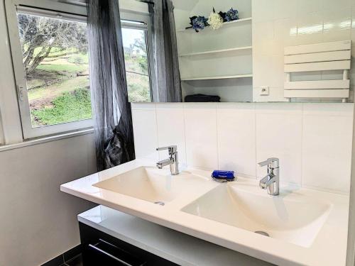 une salle de bain blanche avec deux lavabos et une fenêtre dans l'établissement Résidence H06-trebeurden - Villa vue mer plage et coucher de soleil MAE-3444, à Trébeurden