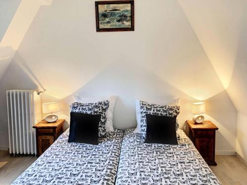 un lit dans une chambre avec deux tables de nuit et deux lampes dans l'établissement Résidence H06-trebeurden - Villa vue mer plage et coucher de soleil MAE-3444, à Trébeurden
