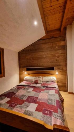 une chambre avec un lit avec une couette dessus dans l'établissement Résidence Bon Accueil - 4 pièces + 2 mezzanine 12 personnes 3 expo est MAE-3664, à Valloire