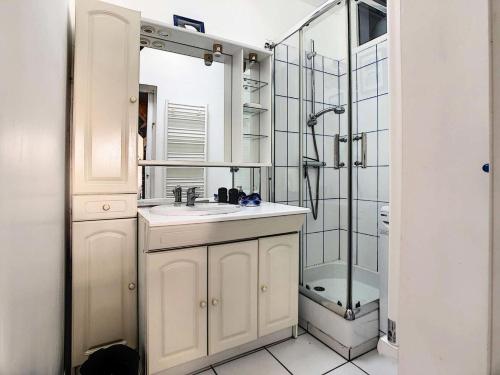 une salle de bain avec lavabo et douche dans l'établissement Résidence D22-ile Grande - Maison de pêcheur dans un jardin sur la mer MAE-3464, à Pleumeur-Bodou