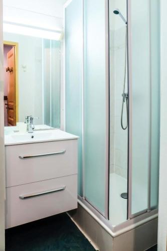 une salle de bain avec un lavabo blanc et une douche dans l'établissement Chalet De L'arvette - 2 pièces cabine 4 personnes exposé Nord-Ouest MAE-3694, à Valloire