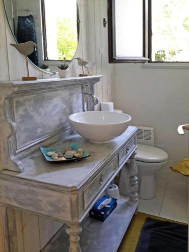 une salle de bain avec un lavabo et une vasque sur un comptoir dans l'établissement Résidence P27-pleumeur Bodou - Kerewan maison vue mer classée 3 étoiles MAE-3494, à Pleumeur-Bodou