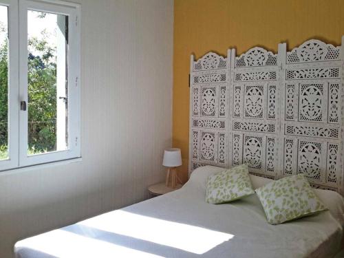 - un lit avec deux oreillers et une fenêtre dans une chambre dans l'établissement Résidence P27-pleumeur Bodou - Kerewan maison vue mer classée 3 étoiles MAE-3494, à Pleumeur-Bodou