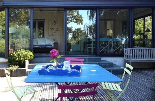 een blauwe tafel en stoelen op een patio bij Résidence P-pleumeur Bodou - Maisons & Villas 494 in Pleumeur-Bodou