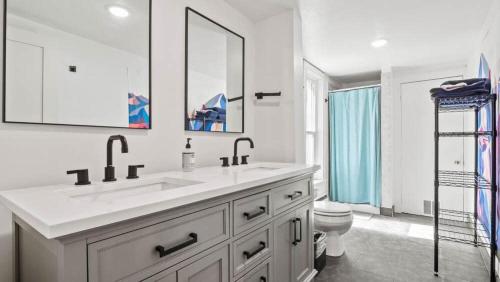 Baño blanco con lavabo y aseo en Beautifully Remodeled 2bd in the Perfect Location, en Leadville