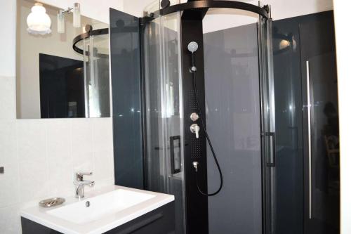 une salle de bain avec un lavabo et une douche dans l'établissement Résidence Les Sept Iles - Vacances vue mer à 180°et les pieds dans l'eau ! MAE-3504, à Trégastel