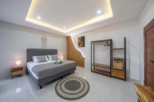 a bedroom with a king sized bed and a mirror at Villa Orenda 3-bedroom&3-bathroom in Sanur
