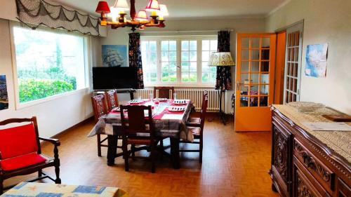 un salon avec une table et des chaises de salle à manger dans l'établissement Résidence M66-tregastel - Maison avec jardin à 100 mètres de la plage MAE-3514, à Trégastel