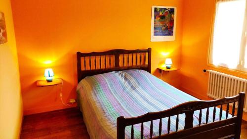 - une chambre aux murs orange et un lit avec deux lampes dans l'établissement Résidence M66-tregastel - Maison avec jardin à 100 mètres de la plage MAE-3514, à Trégastel