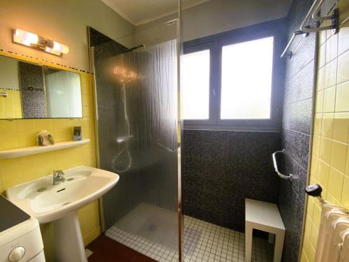 une salle de bain avec douche et lavabo dans l'établissement Résidence M66-tregastel - Maison avec jardin à 100 mètres de la plage MAE-3514, à Trégastel