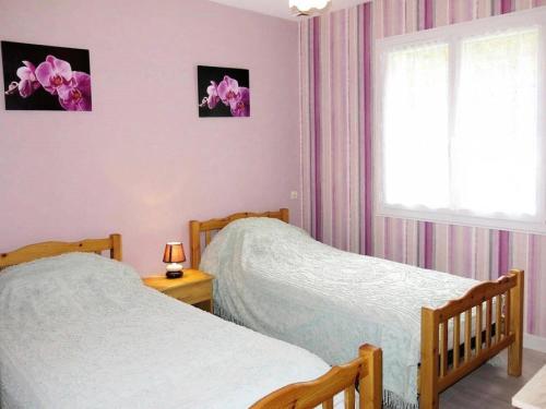 deux lits jumeaux dans une chambre avec fenêtre dans l'établissement Résidence M100-perros Guirec - Maison avec jardin clos à Perros Guirec MAE-3524, à Perros-Guirec