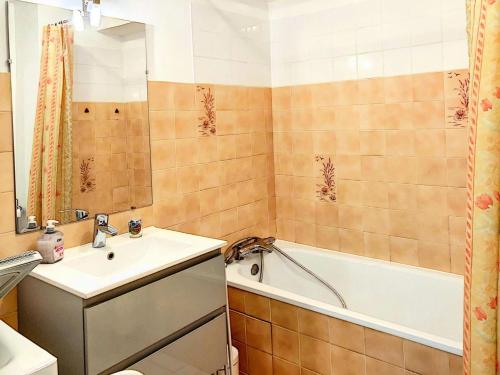 une salle de bain avec un lavabo, une baignoire et des toilettes dans l'établissement Résidence Le Casino - Appartement vue sur les sept îles à Perros Guirec MAE-3534, à Perros-Guirec