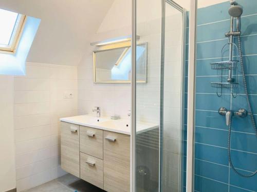 une salle de bain avec un lavabo et une douche dans l'établissement Résidence C85-tregastel - La Baïta maison spacieuse à 200m de la plage MAE-3544, à Trégastel