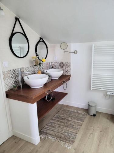 - une salle de bains avec deux lavabos sur un comptoir en bois dans l'établissement Résidence Ker Sanmamaleo - Villa Ker Sanmamaleo vacances près de la plage MAE-3604, à Pleumeur-Bodou