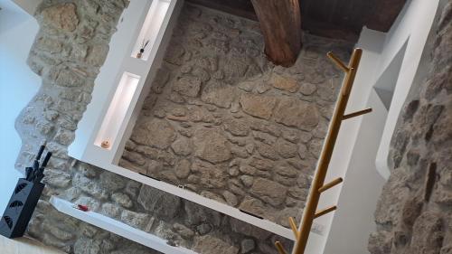 vistas a una pared de piedra desde la parte superior de las escaleras en Alloggio turistico Pietra Viva en Vitorchiano