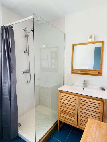 une salle de bain avec douche et lavabo dans l'établissement Résidence L38-pleumeur Bodou - Maison avec jardin et parking, plage à 100 mètres MAE-3644, à Pleumeur-Bodou