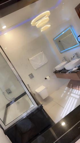 vistas a un baño con aseos en Bash luxury apartments en Freetown