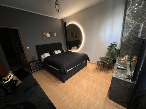 アレクサンドルポリスにあるSupreme City Heart Apartmentのベッドルーム1室(ベッド1台、ガラス張りのシャワー付)