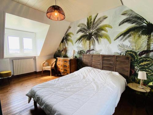 - une chambre avec un lit et des palmiers sur le mur dans l'établissement Résidence I22-ile Grande - Les Mouettes maison vue mer jardin et parking privé, plage à pied MAE-3734, à Pleumeur-Bodou