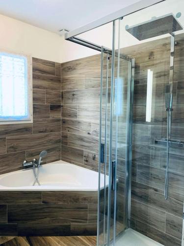 une salle de bain avec baignoire et douche dans l'établissement Résidence C78-tregastel - Guz Heol maison proche plage de la Grève Blanche MAE-3744, à Trégastel