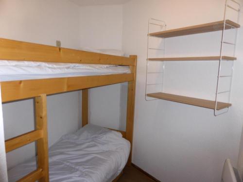 Cette petite chambre comprend deux lits superposés et un lit. dans l'établissement Résidence Combettes - Combettes D300 MAE-4071, aux Contamines-Montjoie