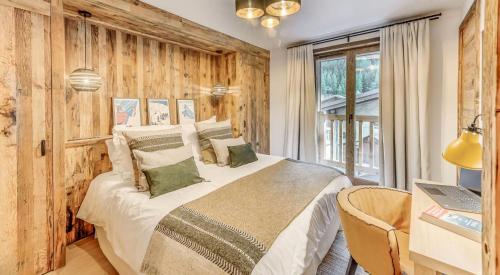 a bedroom with a bed and a desk with a laptop at Résidence Casa San Bernardo - Chalets pour 18 Personnes 851 in Tignes