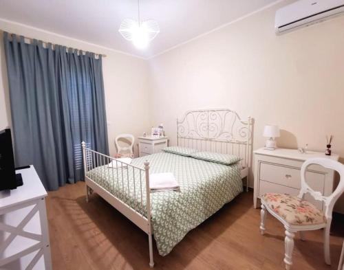 - une chambre blanche avec un lit, un bureau et une chaise dans l'établissement B&b AmMarí. Appartamento - Bilocale., à Gallico