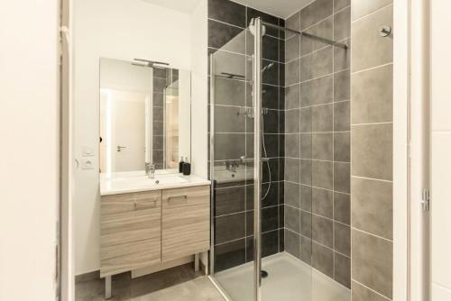 a bathroom with a shower with a sink and a mirror at Résidence LODGES 1970 - Appartement LODGES A402 pour 6 Personnes 14 in La Plagne