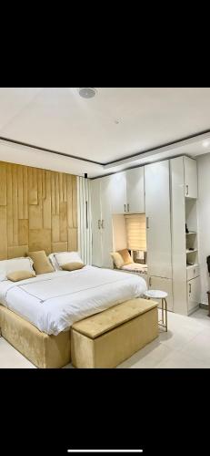 Kama o mga kama sa kuwarto sa Luxurious 3Bedroom Apartment with Personal Chef